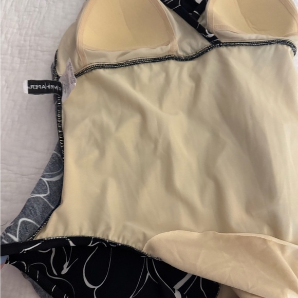 Trimshaper swimsuit womens size 10. One piece black & white - Picture 11 of 12